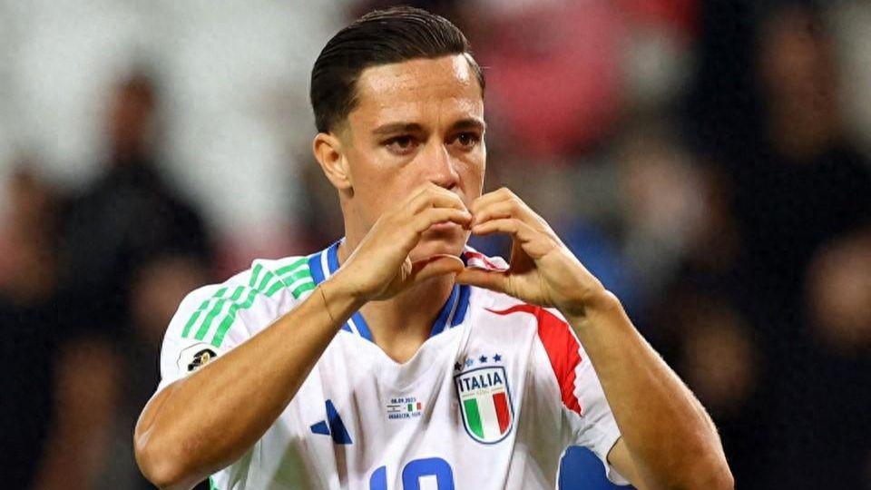 开云体育官网-世预赛上演怪异比赛,意大利球员拼命送乌龙,幸好最终5-4获胜